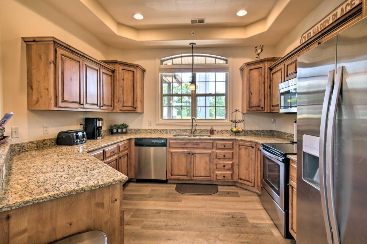 Ferienwohnung Luxe Branson Retreat With Mtn Views And Pool Access! Exterior foto